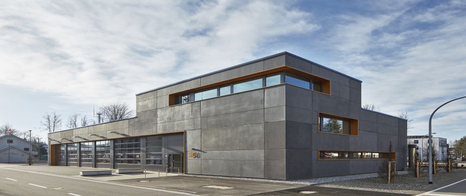 Staatliche Feuerwehrschule Geretsried, Neubau Seminargebäude und Fahrzeughalle - © Foto Weber