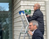 Hausnummernschild montiert durch Dr. Rotter, PPOBS und Ltd. BD Peter Aumann, STBAWM anlässlich der Übergabe.