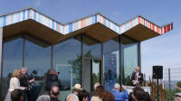 Der Leiter des Observatoriums des DWD auf dem Hohen Peißenberg Dr. Christian Plaß-Dülmer begrüßte die Gäste vor dem neuen Info-Pavillon. 